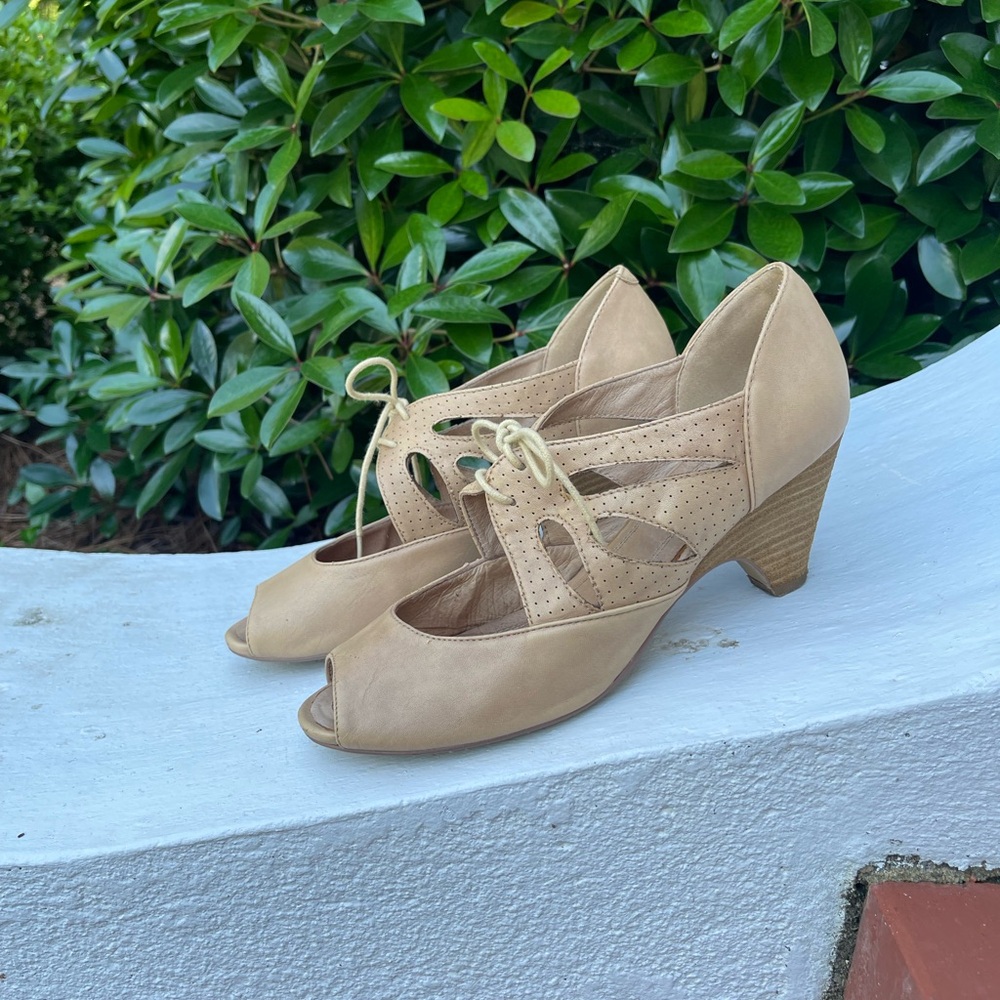 Chelsea Crew tan vintage style heels - Picture 3 of 6